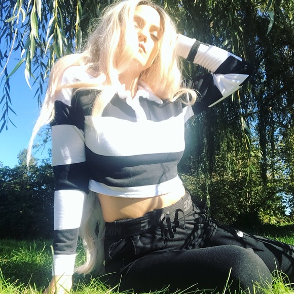 PrettyLittleThing Tops - Pretty little thing long sleeve collar crop top